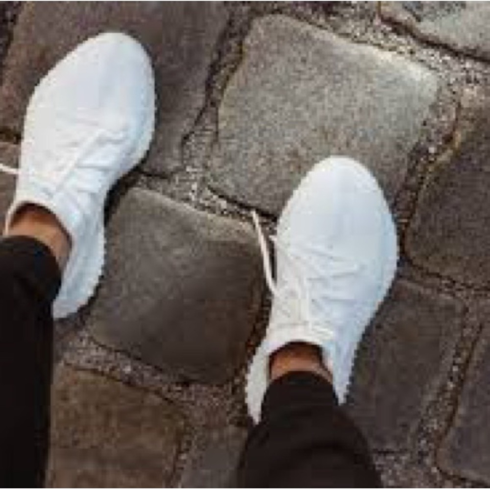 Yeezy Boost 350 V2 Triple White size 9 men’s roughly 11 women’s  GUC